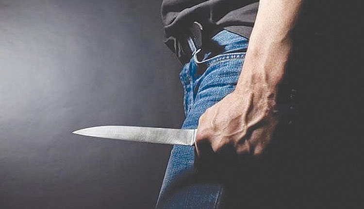 Ο 33χρονος δράστης, όπως είπε το θύμα, τον μαχαίρωσε στα πλευρά, τον θώρακα και το χέρι