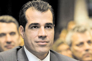 Η έλλειψη φαρμάκων στη χώρα μας εντοπίζεται μόνο στα εισπνεόμενα γιατί είναι εισαγωγής, όπως είπε ο Θάνος Πλεύρης. «Οι εξαγωγές φαρμάκων είναι σε δύο επίπεδα. Απαγορεύονται οι εξαγωγές από τις φαρμακαποθήκες. Τα εργοστάσια στην Ελλάδα δεν είναι μόνο για την εγχώρια ζήτηση και μπορούν να κάνουν εξαγωγές», είπε αρχικά ο υπουργός Υγείας και πρόσθεσε: «Φαίνεται η ομαλοποίηση στα φαρμακεία. Μπήκαν στην αγορά 90.000 εισπνεόμενα. Βγάλαμε λίστα π.χ. με γενόσημο παρακεταμόλης που είναι και παιδικό φάρμακο το οποίο παράγεται στην Ελλάδα και δεν θα λείψει από κανέναν. Σε αντιβιώσεις, αντιβηχικά και αντιπυρετικά η κατάσταση δεν ομαλοποιείται απλώς, αλλά το πρόβλημα έχει λυθεί. Από σήμερα και πέρα δεν έχουμε πρόβλημα. Μπορεί να μην βρει κάποιος το συγκεκριμένο φάρμακο της μάρκας που θέλει, αλλά θα βρει γενόσημο του. Στα νοσοκομεία μας εδώ και χρόνια, από την οικονομική κρίση, όλα τα φάρμακα είναι γενόσημα». «Βάζουμε ηλεκτρονική συνταγογράφηση στα φάρμακα που έτσι κι αλλιώς συνταγογραφούνταν, για να μην έχουμε έγχαρτες συνταγές, για να έχουμε πλήρη παρακολούθηση στα φάρμακα που είναι σε έλλειψη», σημείωσε ο υπουργός Υγείας, ομολογώντας ότι «θα συνεχίσουμε να έχουμε πρόβλημα στα εισπνεόμενα, γιατί είναι εισαγωγής και έχουν μηχανισμό και γι’ αυτό υπάρχει το πρόβλημα», συμπλήρωσε ωστόσο ότι «μιλάω με ομολόγους μου σε μεγάλες χώρες που δεν έχουν φαρμακοβιομηχανίες και το πρόβλημα μεταφέρεται στα νοσοκομεία, δεν το λέω για να ωραιοποιήσω την κατάσταση στην Ελλάδα. Στην Γαλλία έδωσαν δικαίωμα στους φαρμακοποιούς να φτιάχνουν φάρμακα». «Κράκεν» Ερωτηθείς για τα πρώτα κρούσματα της «Κράκεν» στην Ελλάδα, ο υπουργός Υγείας είπε ότι συνολικά στην επιστημονική κοινότητα και στοΥπουργείο Υγείας δεν υπάρχει ανησυχία, αναφέροντας ότι πέρσι τέτοια ημέρα που ήταν σε ισχύ και κάποια περιοριστικά μέτρα, είχαμε πάνω από 640 διασωληνωμένους, ενώ σήμερα έχουμε 130 διασωληνωμένους. «Δεν μας τρομάζει η όποια παραλλαγή. Έχουμε κόσμο που έχει εμβολιαστεί, έχουμε κόσμο που έχει νοσήσει, έχουμε αντιιικά φάρμακα και καλούμε τον κόσμο που πρέπει, μέσω του γιατρού του να τα πάρει» είπε ο κ. Πλεύρης. ΜΕΘ Παίδων Αναφορικά με τις ΜΕΘ Παίδων, ο κ. Πλεύρης επεσήμανε ότι «στις ΜΕΘ Παίδων έχουμε πληρότητα 50%, δεν υπάρχει πρόβλημα πληρότητας. Το πρόβλημα είναι ότι δεν μπορούμε να αναπτύξουμε εύκολα άλλες ΜΕΘ Παίδων, διότι είναι πιο δύσκολο σε σχέση με τις ΜΕΘ ενηλίκων, μπορεί να αναπτυχθούν μόνο σε παιδιατρικό νοσοκομείο» και προσέθεσε ότι «στη Θεσσαλονίκη γίνεται το Νοσοκομείο Παίδων με δεκάδες κλίνες ΜΕΘ Παίδων. Στη Θεσσαλία παραδίδουμε το καλοκαίρι ΜΕΘ Παίδων». Για την περίπτωση του 6χρονου από τα Γρεβενά Για την περίπτωση του 6χρονου Θωμά από τα Γρεβενά που έφυγε από τη ζωή, ο Θάνος Πλεύρης είπε: «Το παιδί δεν χάθηκε λόγω έλλειψης ΜΕΘ. Διασωληνώθηκε στα Γρεβενά και ήδη η κατάσταση ήταν μη αναστρέψιμη. Δεν σηκώθηκε εναέριο μέσο γιατί ο χρόνος που δινόταν για τη διακομιδή ήταν 2,5 ώρες. Οι ίδιοι οι γιατροί επέλεξαν τη διακομιδή με ασθενοφόρο. Πράγματι υπέστη βλάβη σε ένα όχημα του 2017, πλήρως συντηρημένο. Δόθηκε μάχη στην Πάτρα, αλλά…». «Καμία αύξηση στους αιφνίδιους θανάτους παιδιών και νέων» Ακόμη, αρνήθηκε πως υπάρχει αύξηση των αιφνίδιων θανάτων παιδιών και νέων, λέγοντας πως «όλα τα περιστατικά ελέγχονται και παρακολουθούνται. Δεν υπάρχει στο αιφνίδιο κομμάτι κάποια αύξηση, όπως αναφέρεται», ενώ τέλος σημείωσε ότι μέχρι το τέλος του μήνα ξεκινούν άλλα τρία προγράμματα για προληπτικές εξετάσεις για καρδιαγγειακά νοσήματα και δύο τύπους καρκίνου, σε συνέχεια του προγράμματος για προληπτικές εξετάσεις για τον καρκίνο του μαστού, που φέρει το όνομα της Φώφης Γεννηματά.