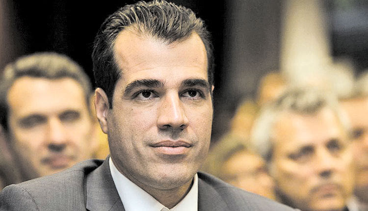 Η έλλειψη φαρμάκων στη χώρα μας εντοπίζεται μόνο στα εισπνεόμενα γιατί είναι εισαγωγής, όπως είπε ο Θάνος Πλεύρης. «Οι εξαγωγές φαρμάκων είναι σε δύο επίπεδα. Απαγορεύονται οι εξαγωγές από τις φαρμακαποθήκες. Τα εργοστάσια στην Ελλάδα δεν είναι μόνο για την εγχώρια ζήτηση και μπορούν να κάνουν εξαγωγές», είπε αρχικά ο υπουργός Υγείας και πρόσθεσε: «Φαίνεται η ομαλοποίηση στα φαρμακεία. Μπήκαν στην αγορά 90.000 εισπνεόμενα. Βγάλαμε λίστα π.χ. με γενόσημο παρακεταμόλης που είναι και παιδικό φάρμακο το οποίο παράγεται στην Ελλάδα και δεν θα λείψει από κανέναν. Σε αντιβιώσεις, αντιβηχικά και αντιπυρετικά η κατάσταση δεν ομαλοποιείται απλώς, αλλά το πρόβλημα έχει λυθεί. Από σήμερα και πέρα δεν έχουμε πρόβλημα. Μπορεί να μην βρει κάποιος το συγκεκριμένο φάρμακο της μάρκας που θέλει, αλλά θα βρει γενόσημο του. Στα νοσοκομεία μας εδώ και χρόνια, από την οικονομική κρίση, όλα τα φάρμακα είναι γενόσημα». «Βάζουμε ηλεκτρονική συνταγογράφηση στα φάρμακα που έτσι κι αλλιώς συνταγογραφούνταν, για να μην έχουμε έγχαρτες συνταγές, για να έχουμε πλήρη παρακολούθηση στα φάρμακα που είναι σε έλλειψη», σημείωσε ο υπουργός Υγείας, ομολογώντας ότι «θα συνεχίσουμε να έχουμε πρόβλημα στα εισπνεόμενα, γιατί είναι εισαγωγής και έχουν μηχανισμό και γι’ αυτό υπάρχει το πρόβλημα», συμπλήρωσε ωστόσο ότι «μιλάω με ομολόγους μου σε μεγάλες χώρες που δεν έχουν φαρμακοβιομηχανίες και το πρόβλημα μεταφέρεται στα νοσοκομεία, δεν το λέω για να ωραιοποιήσω την κατάσταση στην Ελλάδα. Στην Γαλλία έδωσαν δικαίωμα στους φαρμακοποιούς να φτιάχνουν φάρμακα». «Κράκεν» Ερωτηθείς για τα πρώτα κρούσματα της «Κράκεν» στην Ελλάδα, ο υπουργός Υγείας είπε ότι συνολικά στην επιστημονική κοινότητα και στοΥπουργείο Υγείας δεν υπάρχει ανησυχία, αναφέροντας ότι πέρσι τέτοια ημέρα που ήταν σε ισχύ και κάποια περιοριστικά μέτρα, είχαμε πάνω από 640 διασωληνωμένους, ενώ σήμερα έχουμε 130 διασωληνωμένους. «Δεν μας τρομάζει η όποια παραλλαγή. Έχουμε κόσμο που έχει εμβολιαστεί, έχουμε κόσμο που έχει νοσήσει, έχουμε αντιιικά φάρμακα και καλούμε τον κόσμο που πρέπει, μέσω του γιατρού του να τα πάρει» είπε ο κ. Πλεύρης. ΜΕΘ Παίδων Αναφορικά με τις ΜΕΘ Παίδων, ο κ. Πλεύρης επεσήμανε ότι «στις ΜΕΘ Παίδων έχουμε πληρότητα 50%, δεν υπάρχει πρόβλημα πληρότητας. Το πρόβλημα είναι ότι δεν μπορούμε να αναπτύξουμε εύκολα άλλες ΜΕΘ Παίδων, διότι είναι πιο δύσκολο σε σχέση με τις ΜΕΘ ενηλίκων, μπορεί να αναπτυχθούν μόνο σε παιδιατρικό νοσοκομείο» και προσέθεσε ότι «στη Θεσσαλονίκη γίνεται το Νοσοκομείο Παίδων με δεκάδες κλίνες ΜΕΘ Παίδων. Στη Θεσσαλία παραδίδουμε το καλοκαίρι ΜΕΘ Παίδων». Για την περίπτωση του 6χρονου από τα Γρεβενά Για την περίπτωση του 6χρονου Θωμά από τα Γρεβενά που έφυγε από τη ζωή, ο Θάνος Πλεύρης είπε: «Το παιδί δεν χάθηκε λόγω έλλειψης ΜΕΘ. Διασωληνώθηκε στα Γρεβενά και ήδη η κατάσταση ήταν μη αναστρέψιμη. Δεν σηκώθηκε εναέριο μέσο γιατί ο χρόνος που δινόταν για τη διακομιδή ήταν 2,5 ώρες. Οι ίδιοι οι γιατροί επέλεξαν τη διακομιδή με ασθενοφόρο. Πράγματι υπέστη βλάβη σε ένα όχημα του 2017, πλήρως συντηρημένο. Δόθηκε μάχη στην Πάτρα, αλλά…». «Καμία αύξηση στους αιφνίδιους θανάτους παιδιών και νέων» Ακόμη, αρνήθηκε πως υπάρχει αύξηση των αιφνίδιων θανάτων παιδιών και νέων, λέγοντας πως «όλα τα περιστατικά ελέγχονται και παρακολουθούνται. Δεν υπάρχει στο αιφνίδιο κομμάτι κάποια αύξηση, όπως αναφέρεται», ενώ τέλος σημείωσε ότι μέχρι το τέλος του μήνα ξεκινούν άλλα τρία προγράμματα για προληπτικές εξετάσεις για καρδιαγγειακά νοσήματα και δύο τύπους καρκίνου, σε συνέχεια του προγράμματος για προληπτικές εξετάσεις για τον καρκίνο του μαστού, που φέρει το όνομα της Φώφης Γεννηματά.