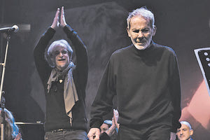 Κοίτα να δεις πώς γυρίζουν τα πράγματα! Ιστορική χαρακτήρισε την προχθεσινή βραδιά ο Σταύρος Ξαρχάκος με αφορμή τη μεγάλη συναυλία-αφιέρωμα της ΚΕ του ΚΚΕ στον σπουδαίο μουσικοσυνθέτη στο κατάμεστο Στάδιο Ειρήνης και Φιλίας.