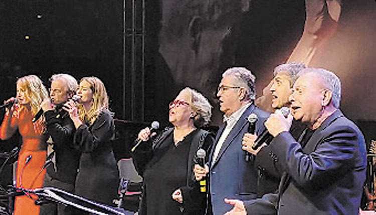 Κοίτα να δεις πώς γυρίζουν τα πράγματα! Ιστορική χαρακτήρισε την προχθεσινή βραδιά ο Σταύρος Ξαρχάκος με αφορμή τη μεγάλη συναυλία-αφιέρωμα της ΚΕ του ΚΚΕ στον σπουδαίο μουσικοσυνθέτη στο κατάμεστο Στάδιο Ειρήνης και Φιλίας.