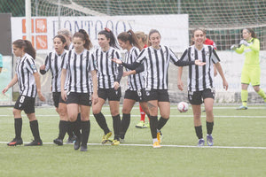 Πανηγυρίζουν τα κορίτσια του ΟΦΗ τη μεγάλη νίκη τους