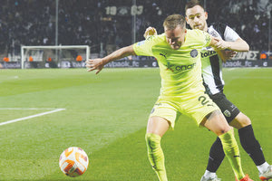 Ο Λάρσον με τον Ζίφκοβιτς από το ματς της Τούμπας