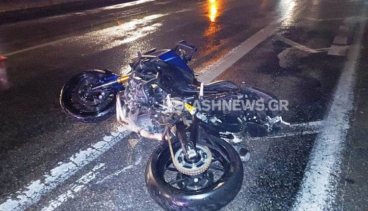 Μια ακόμα τραγωδία στην άσφαλτο της Κρήτης γράφτηκε χθες το βράδυ με θύμα έναν νέο άνθρωπο. Το τροχαίο δυστύχημα, όπως ήδη γράψαμε, σημειώθηκε γύρω στις 17.00 στον ΒΟΑΚ, στο ύψος του κόμβου της Σούδας, στα Χανιά.