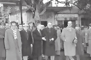ΦΩΤΟΗΜΕΡΑΣ: Ο Κων. Καραμανλής το 1958 στη Νεάπολη Λασιθίου