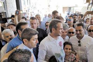 Μπήκαμε για τα καλά στην προεκλογική περίοδο ακόμη και αν δεν έχει προκηρυχθεί το άνοιγμα της κάλπης. Έτσι αρχίζουν οι περιοδείες και πρώτος εγκαινιάζει τις επισκέψεις στην Κρήτη ο πρωθυπουργός Κυρ. Μητσοτάκης.