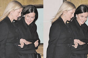 Ουφ! Ηρέμησα κάπως! Αποκαταστάθηκαν οι σχέσεις της συζύγου του Παύλου Γλύξμπουργκ, Μαρί Σαντάλ και της βασίλισσας της Ισπανίας Λετίθια, όπως μεταδίδουν τα διεθνή ΜΜΕ σχολιάζοντας τις φωτογραφίες που απεικονίζουν τις δύο γαλαζοαίματες κυρίες να κατεβαίνουν χθες το βράδυ τα σκαλιά ενός ελληνικού εστιατορίου στην «καρδιά» της Αθήνας.