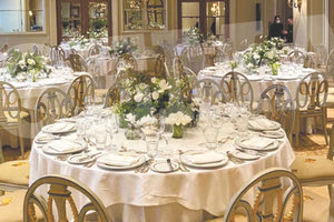 Στο Ballroom του ξενοδοχείου «Μεγάλη Βρετανία» συγκεντρώθηκαν μετά την ταφή του τέως βασιλιά Κωνσταντίνου στο Τατόι οι προσκεκλημένοι στο γεύμα που παρέθεσε η οικογένειά του