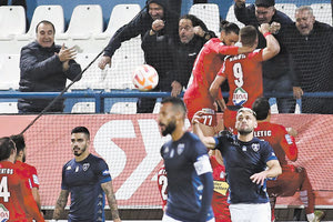 Πανηγυρίζουν οι παίκτες του Βόλου