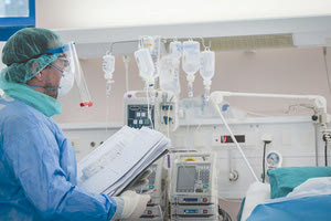 Γεμάτες οι εντατικές, αυξάνονται τα περιστατικά covid και περιμένουμε έξαρση της γρίπης, όμως ο κόσμος δεν εμβολιάζεται