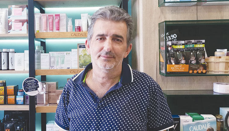 Το μέλος του Πανελλήνιου Φαρμακευτικού Συλλόγου κ.Γιάννης Τσικανδηλάκης.