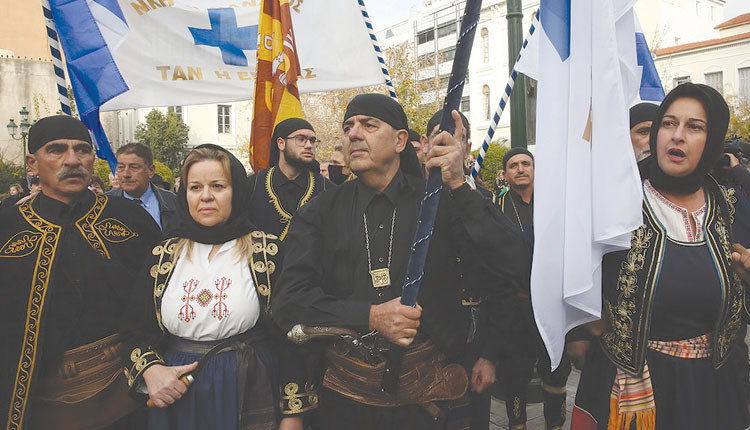  Άνθρωποι από όλη την Ελλάδα ακόμα και από την Κρήτη στην κηδεία του τέως