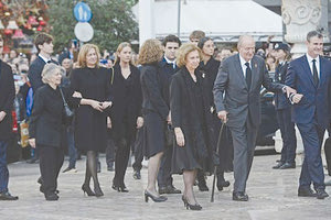 Πολλές ήταν οι γαλαζοαίματες παρουσίες, που έσπευσαν να συνοδεύσουν τον Κωνσταντίνο στην τελευταία του κατοικία