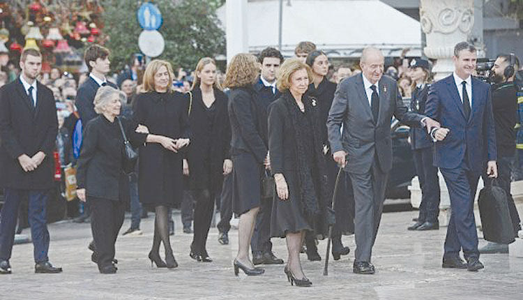 Πολλές ήταν οι γαλαζοαίματες παρουσίες, που έσπευσαν να συνοδεύσουν τον Κωνσταντίνο στην τελευταία του κατοικία