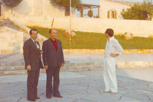 Ο Αλέξανδρος Παπαδερός της Ορθόδοξης Ακαδημίας Κρήτης και ο Φρανσουά Μιτεράν, λίγα χρόνια πριν βγει πρόεδρος στη Γαλλία, στους τάφους των Βενιζέλων