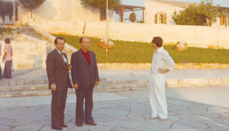 Ο Αλέξανδρος Παπαδερός της Ορθόδοξης Ακαδημίας Κρήτης και ο Φρανσουά Μιτεράν, λίγα χρόνια πριν βγει πρόεδρος στη Γαλλία, στους τάφους των Βενιζέλων