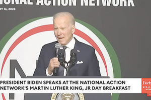 Σε νέα γκάφα υπέπεσε ο πρόεδρος των ΗΠΑ Τζο Μπάιντεν, αυτή τη φορά κατά τη διάρκεια εκδήλωσης στην Ουάσινγκτον για τον Μάρτιν Λούθερ Κινγκ.