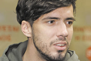 Ο Μπάκιτς χθες στο αεροδρόμιο με τους κ. Τσαμπούρη και Βογιατζάκη