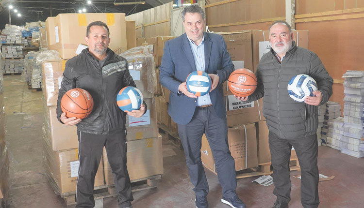   Ο κ. Πιτσούλης με τους γυμναστές κ. Νηστικάκη (δεξιά) και Χουδετσανάκη 