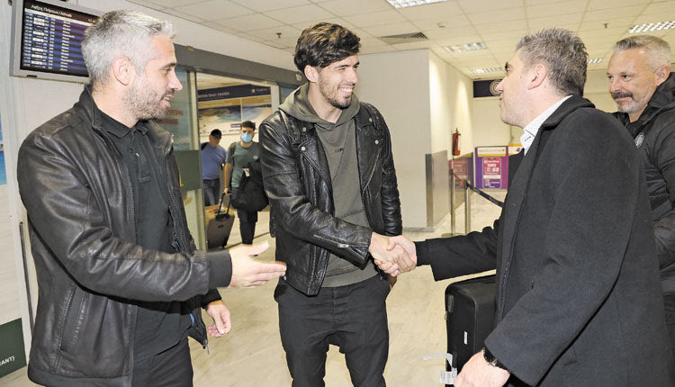   Ο Μπάκιτς χθες στο αεροδρόμιο με τους κ. Τσαμπούρη και Βογιατζάκη
