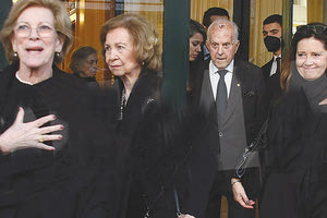 Στην Αθηναϊκή Λέσχη γευμάτισαν χθες το μεσημέρι τα μέλη της τέως βασιλικής οικογένειας. Πιο συγκεκριμένα, το κατώφλι της Αθηναϊκής Λέσχης που βρίσκεται στο κέντρο της Αθήνας, πέρασαν η Άννα - Μαρία η οποία κρατούσε ένα μπαστούνι, η αδερφή του τέως βασιλιά Ειρήνη, η βασιλομήτωρ της Ισπανίας Σοφία, η πρωτότοκη κόρη του Κωνσταντίνου Γλύξμπουργκ, Αλεξία, ο Παύλος με τη σύζυγό του Μαρί Σαντάλ και τα παιδιά τους, καθώς και o Νικόλαος με τον Φίλιππο.