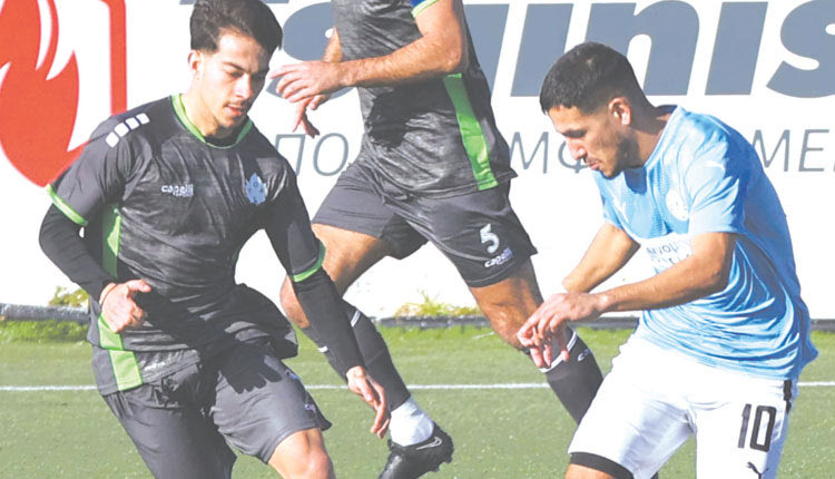 Ο Κεφαλούκος (αριστερά) του ΠΟΑ σε μια προσπάθειά του στο χθεσινό ματς με τον Ποσειδώνα 