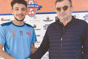 Ο Νικολακάκης (αριστερά) έκλεισε στον Αλμυρό