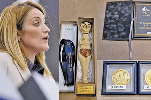 η πρόεδρος Ρομπέρτα Μετσόλα.