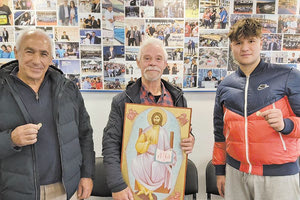 Οι τρεις τυχεροί ανάμεσα στις χιλιάδες που βρέθηκαν στο Candia Maris το βράδυ της Παρασκευής είναι ο Γιώργος Φλουρής, ο Νίκος Σφακιανάκης και ο νεαρός αθλητής και παγκόσμιος πρωταθλητής στο kick boxing, Γκέραλντ Γκέκα. Υπενθυμίζουμε ότι τα δώρα είναι ένα διήμερο στα Χανιά, ένα διήμερο στην Ιεράπετρα και μία εικόνα του Ιησού Χρηστού