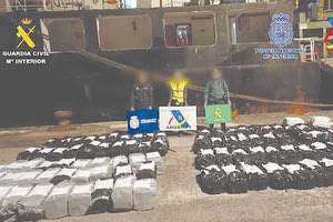 «Ουρές» στην Αττική (Πειραιάς, Καλλιθέα, Διονυσος και Γλυφάδα) έχει η κατάσχεση του φορτηγού πλοίου «BLUME» με σημαία Τόγκο, ανοιχτά της Τενερίφης, από ειδικό σκάφος της ισπανικής ακτοφυλακής, την περασμένη Τετάρτη, όταν βρέθηκε φορτίο 4,5 τόνων κοκαΐνης στα αμπάρια του.