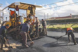 Με τόση άσφαλτο που πέφτει στον Καρτερό και τόσο νοικοκύρεμα που υφίσταται η μέχρι πρότινος υποβαθμισμένη περιοχή, σε λίγο θα μπορούμε να τη βαφτίσουμε και “Ριβιέρα της Κρήτης”.