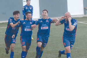 Ο Κατσικοκέρης πανηγυρίζει το γκολ που πέτυχε μαζί με τους συμπαίκτες του