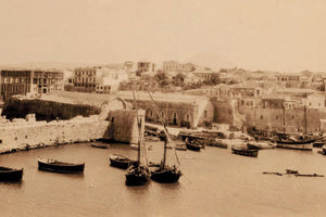 ΦΩΤΟΗΜΕΡΑΣ: Το Ηράκλειο και το λιμάνι του γύρω στα 1926. Στο βάθος κτιζόταν το Μέγαρο Φυτάκη.