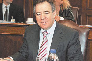 O Πρίαμος Ιερωνυμάκης ερωτήθηκε και για τους υπουργούς, μίλησε με θερμά λόγια και για τον προηγούμενο υπουργό του ΣΥΡΙΖΑ, τον Αραχωβίτη, όχι όμως και για τον Αποστόλου, αλλά είπε ότι με διαφορά ήταν καλύτερος υπουργός ο Κοντός