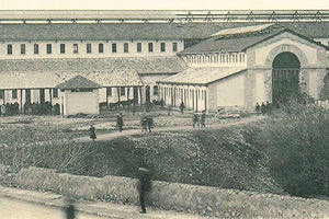 ΦΩΤΟΗΜΕΡΑΣ: Στα Χανιά στις αρχές του περασμένου αιώνα. Η κλειστή αγορά που τώρα ανακατασκευάζεται.