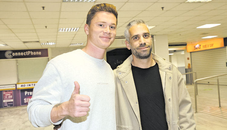 O Γκρόνινγκ με τον Σάββα Τσαμπούρη κατά την άφιξή του στο Ηράκλειο