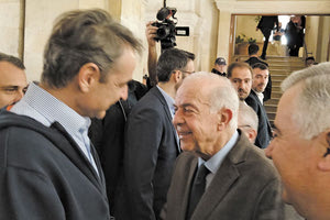 Τα είπαν για κάμποση ώρα ο πρωθυπουργός με τον δήμαρχο Ηρακλείου Βασίλη Λαμπρινό,