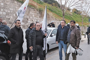 η διοίκηση και τα Σωματεία του ΕΚΗ αποφάσισαν να πάνε στο Πολιτιστικό Κέντρο, όπου μίλησε ο κ. Μητσοτάκης, για να εκφράσουν οργανωμένα τη διαμαρτυρία τους. Έπεσαν όμως σε μπλόκο των ΜΑΤ στη Πλαστήρα και δεν κατάφεραν να προσεγγίσουν το Πολιτιστικό Κέντρο με τον τρόπο που ήθελαν