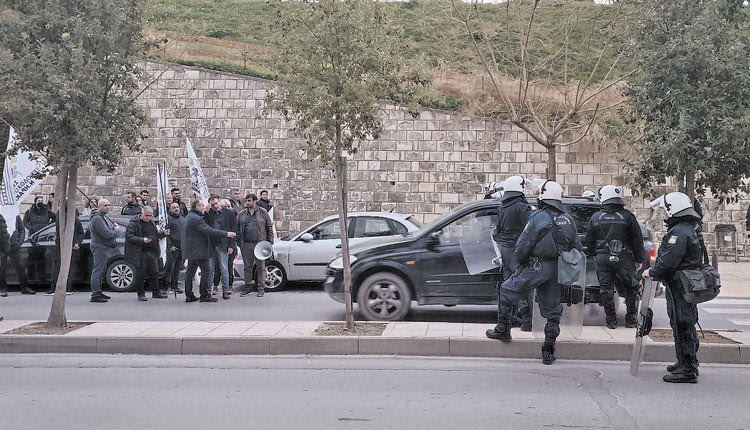 η διοίκηση και τα Σωματεία του ΕΚΗ αποφάσισαν να πάνε στο Πολιτιστικό Κέντρο, όπου μίλησε ο κ. Μητσοτάκης, για να εκφράσουν οργανωμένα τη διαμαρτυρία τους. Έπεσαν όμως σε μπλόκο των ΜΑΤ στη Πλαστήρα και δεν κατάφεραν να προσεγγίσουν το Πολιτιστικό Κέντρο με τον τρόπο που ήθελαν