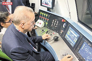 Αυτοί είναι χειρότεροι από μας. Δεν βάλανε απλώς τον Ερντογάν να οδηγεί τον συρμό του μετρό.