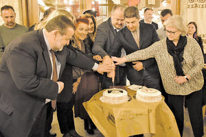 Στιγμιότυπο από την κοπή της πίτας του «Μίνωα»