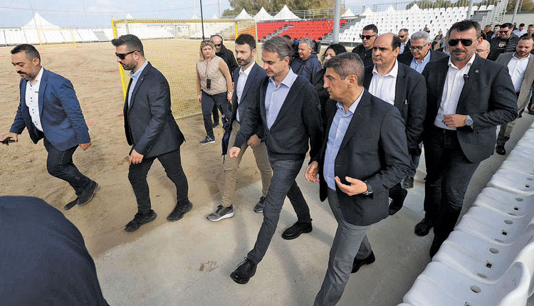 Ο υφυπουργός Αθλητισμού, Λευτέρης Αυγενάκης, υποδέχθηκε χθες στο Karteros Beach Sports Center τον πρωθυπουργό, Κυριάκο Μητσοτάκη, ο οποίος επισκέφθηκε τις πρώτες Εθνικές Παράκτιες Αθλητικές Εγκαταστάσεις στον Καρτερό στο πλαίσιο της περιοδείας του στο Ηράκλειο.