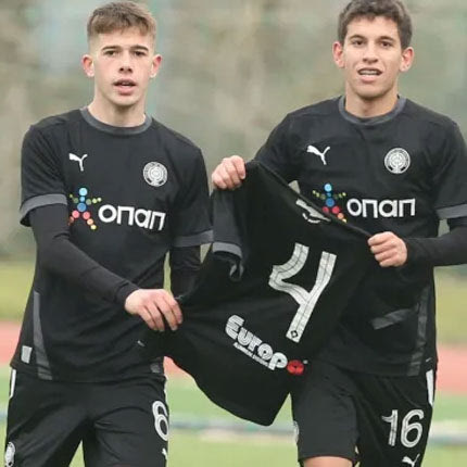 Την ώρα που όλος ο κόσμος τιμούσε την μνήμη του Άλκη και στο ματς με τον Ολυμπιακό για το κύπελλο οι παίκτες και των δυο ομάδων μπήκαν στο γήπεδο φορώντας συμβολικά μαύρα μπλουζάκια με την εικόνα και το όνομα του αδικοχαμένου φίλου του Άρη, οι οπαδοί την γηπεδούχων είχαν κρεμάσει ένα εμετικό πανό πίσω από την μια εστία για τις «μάνες των γαύρων». 