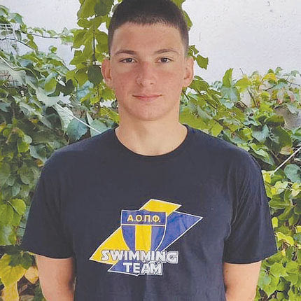 Ο  πανελληνιονίκης και από τα μεγαλύτερα ταλεντα της πισίνας Νίκος Σπαθαράκης (2007) ανήκει πλέον στον Τρίτωνα. Ο αθλητής κολυμπούσε στους Αργοναύτες και ανήκει στο Π. Φάληρο.