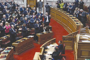 Ένταση προκλήθηκε κατά τη συζήτηση της πρότασης δυσπιστίας που κατέθεσε ο ΣΥΡΙΖΑ κατά της κυβέρνησης, όταν στο βήμα της Βουλής ανέβηκε ο Αλέξης Τσίπρας και απευθυνόμενος στον Κυριάκο Μητσοτάκη είπε «ένοχος ή βλαξ;».