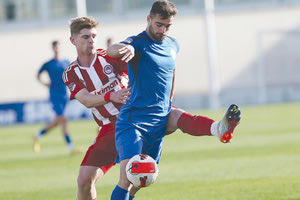 Χ Μονόδρομο νίκης αποτελεί το αυριανό παιχνίδι με την Παναχαϊκή (14:45 Νέα Αλικαρνασσός) για τον Ηρόδοτο στο πλαίσιο της 13ης αγωνιστικής του νοτίου ομίλου της Σούπερ Λιγκ 2. Ο Ηρόδοτος βρίσκεται στην ουρά της βαθμολογίας χωρίς βαθμούς μετά και το πρόσφατο -3 και θέλει μόνο τη νίκη καθώς έχει μείνει πολύ πίσω στην βαθμολογία απέχοντας 10 βαθμούς από την σωτηρία. Την ίδια ώρα, ο Ηρόδοτος προσπαθεί να πετύχει την διεξαγωγή του αγώνα με την ΑΕΚ Β΄ που δεν είχε γίνει για την 10η αγωνιστική καθώς είχε παραταχθεί στον αγωνιστικό χώρο με 6 ποδοσφαιριστές, γιατί - όπως υποστηρίζει - είχε εννέα κρούσματα γαστρεντερίτιδας. Ο δικηγόρος του Ηροδότου Τάκης Μπιλίρης προσκόμισε ιατρικές γνωματεύσεις από δημόσιο νοσοκομείο σύμφωνα με τις οποίες εννέα ποδοσφαιριστές νοσηλεύτηκαν με ίωση και επικαλέστηκε την περσινή απόφαση για το ΠΑΟΚ Β - Καβάλα και αυτή του Ολυμπιακός Βόλου - Απόλλων Πόντου, ενώ προσκόμισε το υπάρχον ρόστερ, σημειώνοντας: «Η ομάδα έχει διευθετήσει ban, έχει κάνει ήδη 10 μεταγραφές και είναι ενήμερη φορολογικά και ασφαλιστικά». Παρελθόν από τον Ηρόδοτο αποτελεί ο Γιώργος Καργιωτάκης. Η ομάδα Κ-19 αγωνίζεται αύριο Κυριακή στις 12 το μεσημέρι στο Αστρίτσι με την Παναχαϊκή για την 13η αγωνιστική του αντίστοιχου πρωταθλήματος της Σούπερ Λιγκ 2.