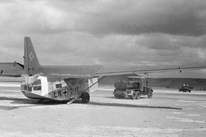ΦΩΤΟΗΜΕΡΑΣ: Σεπτέμβριος 1942. Ένα Γερμανικό ανεμόπτερο Gothar Go-242 μόλις έφτασε από την Αφρική (φωτογράφος Karl Ottahal.)