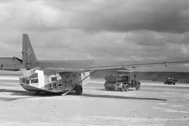 ΦΩΤΟΗΜΕΡΑΣ: Σεπτέμβριος 1942. Ένα Γερμανικό ανεμόπτερο Gothar Go-242 μόλις έφτασε από την Αφρική (φωτογράφος Karl Ottahal.)