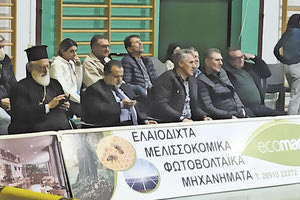 Και μπασκετικοί φίλαθλοι! Στον δύσκολο αγώνα της Αναγέννησης Αρκαλοχωρίου με την Ηλιουπολη “παρόντες”  ο μητροπολίτης κ. Ανδρέας και ο βουλευτής  και υποψήφιος δήμαρχος Βασίλης Κεγκέρογλου.