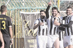 Οι παίκτες του ΠΑΟΚ πανηγυρίζουν το γκολ του Σηφάκη στο “Μαρτινέγκο”